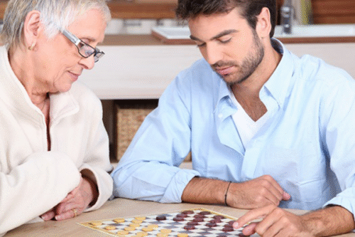 Senior-and-Young-Man-Playing-Checkers خرید و قیمت بازی فکری بزرگسالان در فروشگاه آترو توی